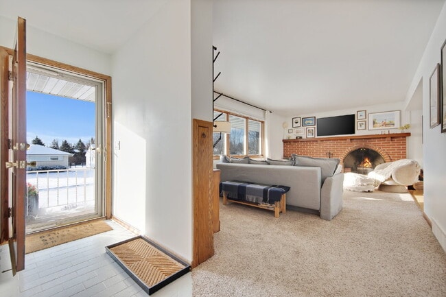 Building Photo - Gorgeous 3 Bedroom In Saint Anthony Villag...