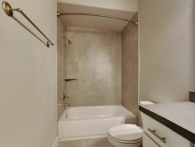 Building Photo - 1313 W 24th St