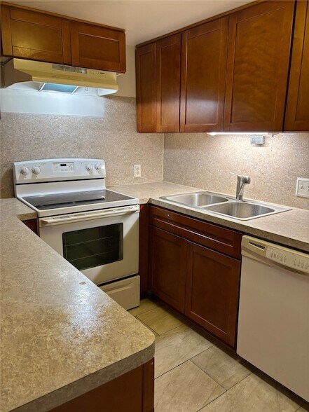 Building Photo - 7520 Hornwood Dr