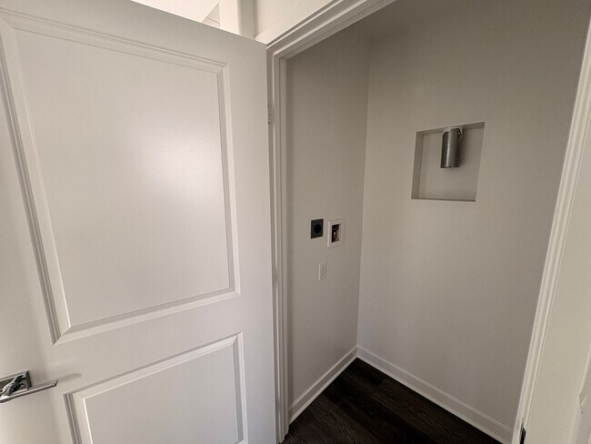 Building Photo - 3 Bed, 2.5 Bath townhome in Ontario!