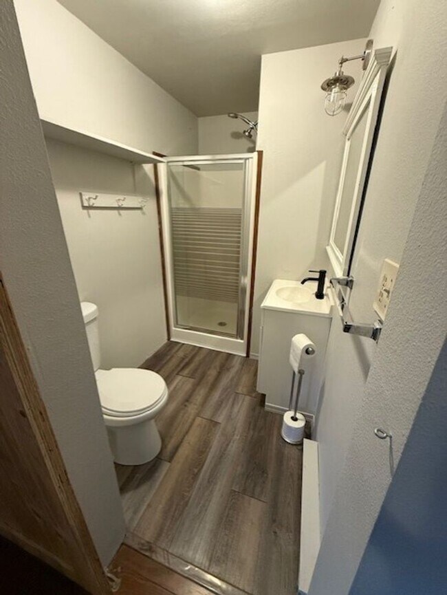 Building Photo - Great downtown location!