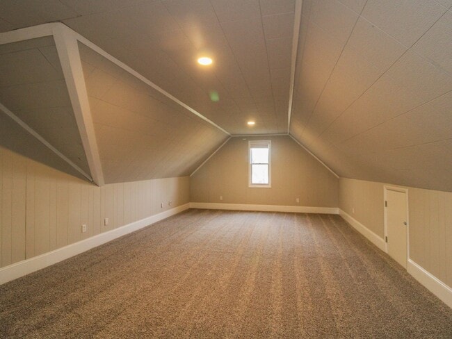 Building Photo - Spacious home!