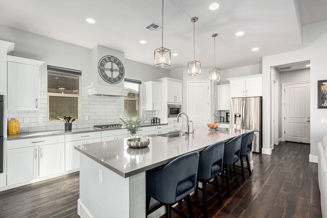 Building Photo - Your dream entertainer's home is here!
