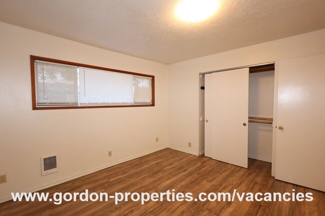 Building Photo - SE Green Vista Dr - Milwaukie 2 bedroom duplex with fireplace