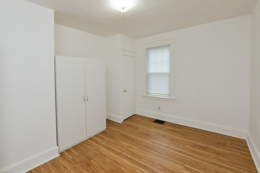Building Photo - 390 Clinton St