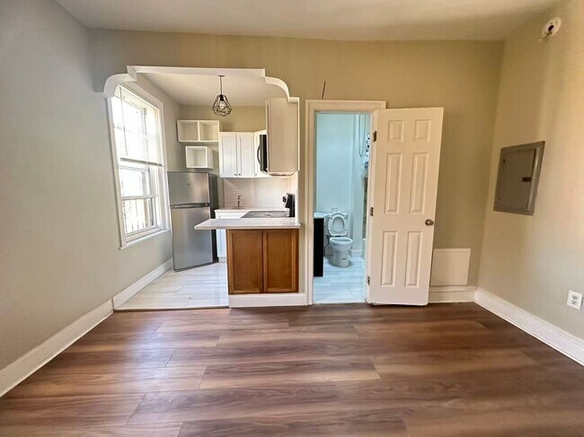 Building Photo - 1828 W Diamond St