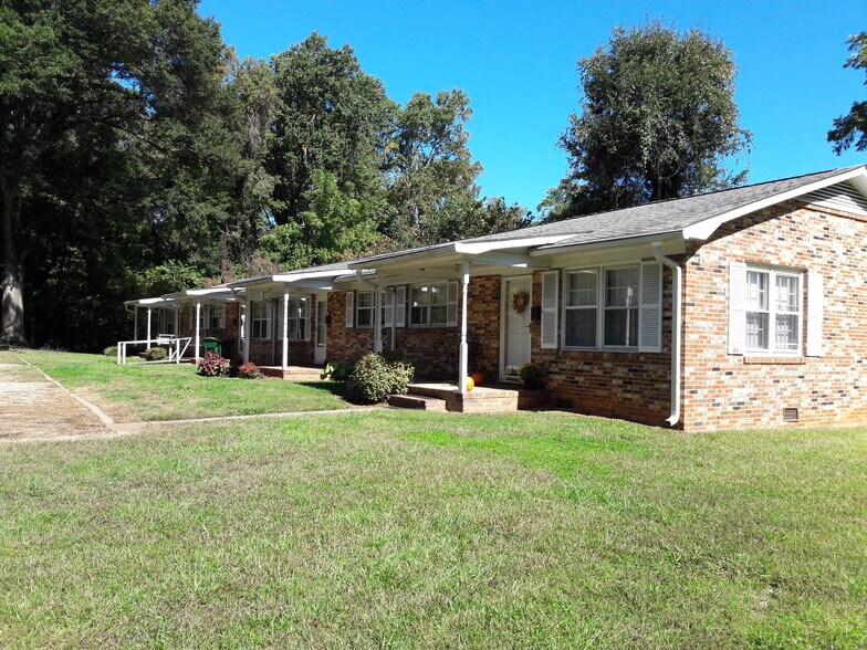 Outside of Property - 914 S Main St