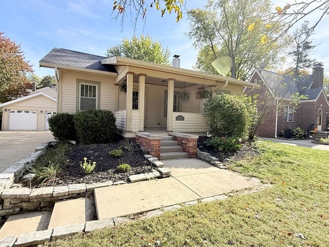 Building Photo - Beautifully updated 2 bed/2 bath in Bloomi...