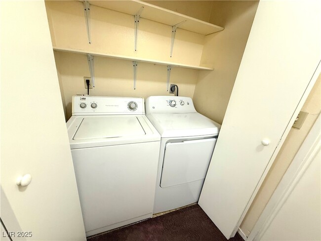 Building Photo - 2080 Karen Ave