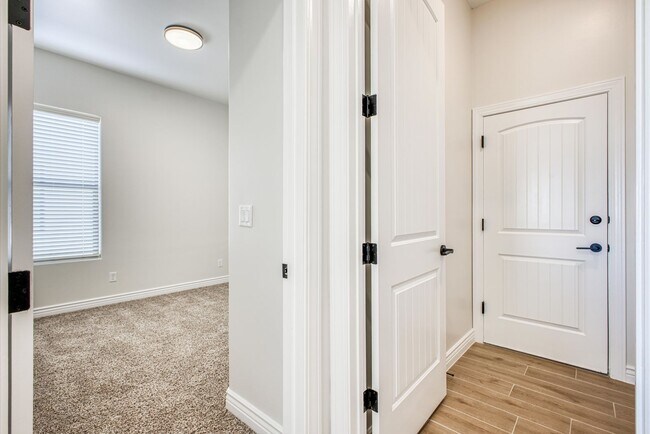 Building Photo - Beautiful East side House 4 bed-2.5 baths, part of The Overlook Casa Club that includes Swimming ...