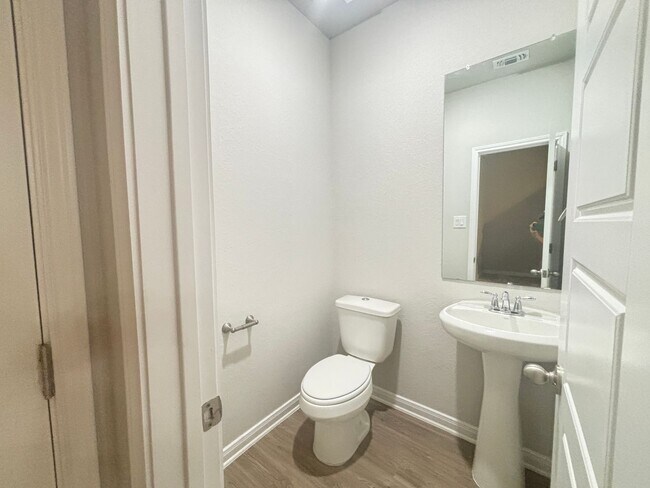 Building Photo - 3 Bedroom, 2.5 Bathroom, Two-story Duplex ...