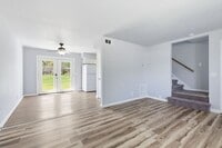 Building Photo - Prime Bellevue Location! 3-Bed Townhouse with 1.5 Baths