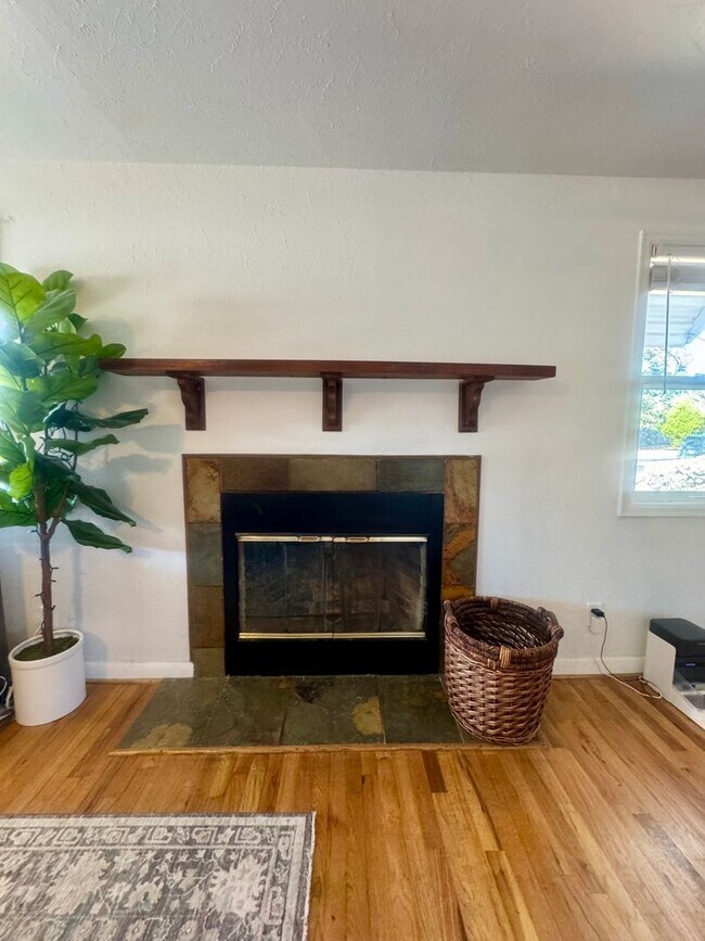 Building Photo - Charming 3 Bedroom in Knob Hill with views of Pikes Peak