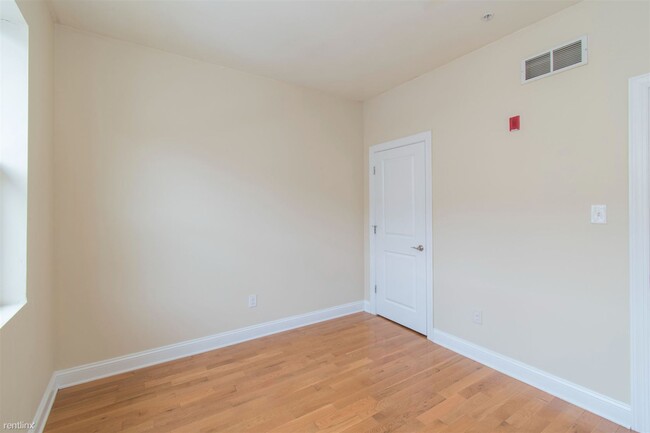 Building Photo - 5 br, 2 bath Triplex - 1842 N 17TH ST Unit...