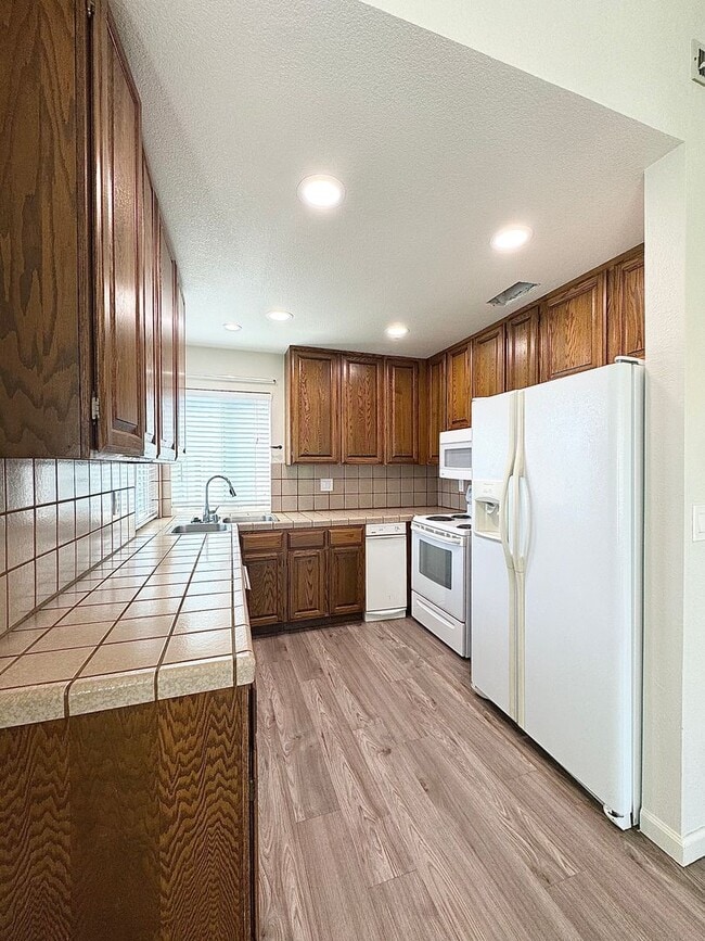 Building Photo - Beautifully Upstairs Condo at Ridgecrest Condominiums!! HOA Pool/Jacuzzi