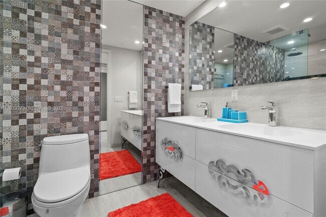 Building Photo - 5055 Collins Ave