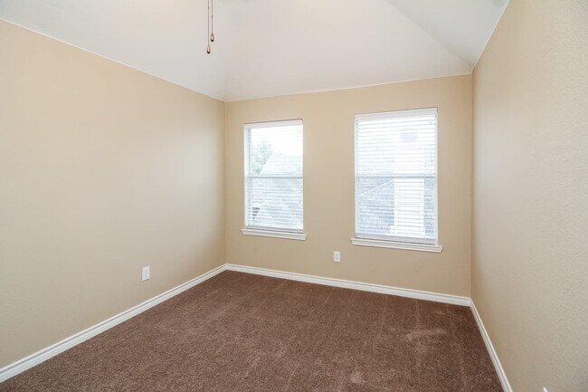 Building Photo - 908 Evergreen Ln