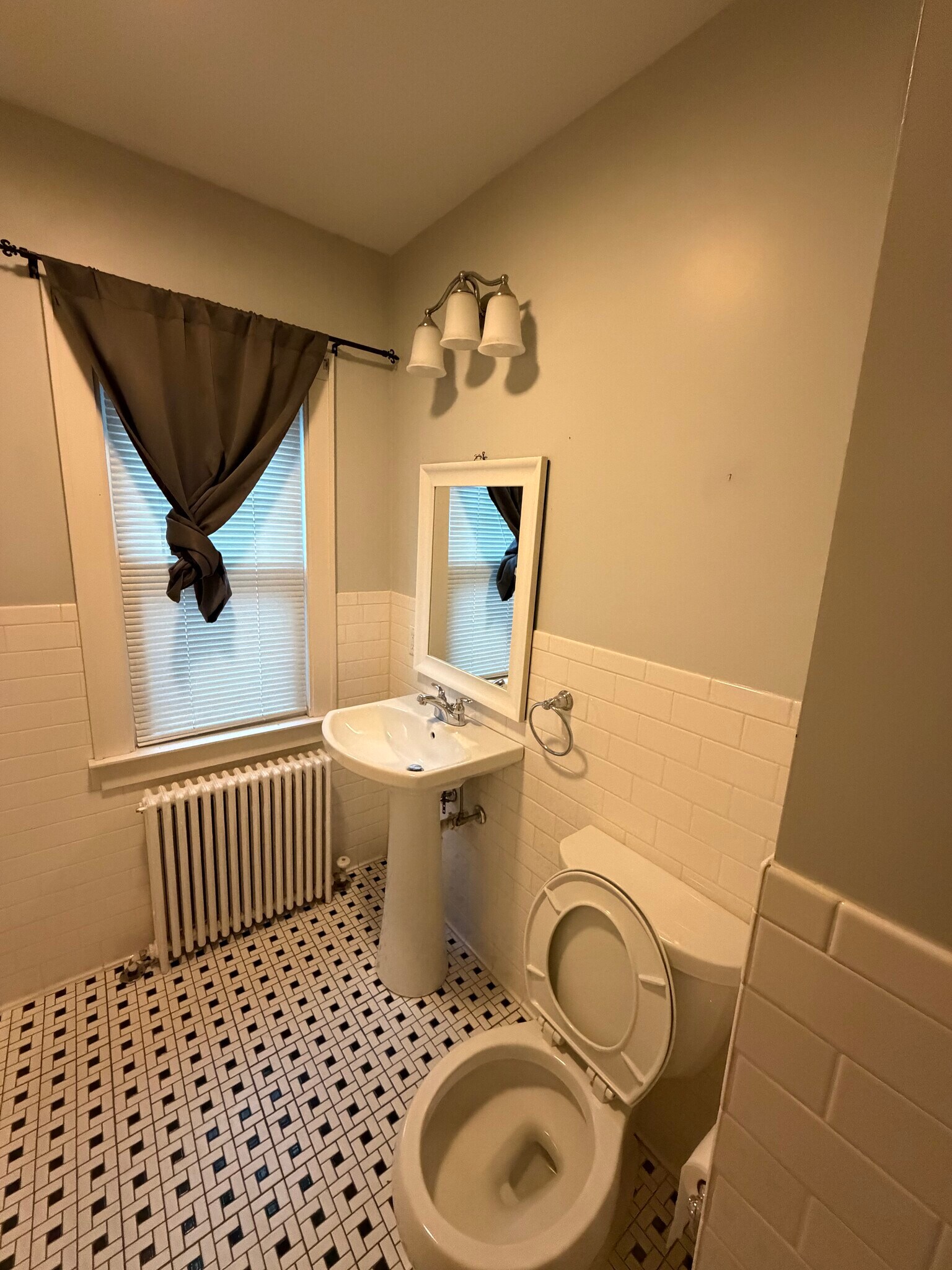 Building Photo - 860 Migeon Ave