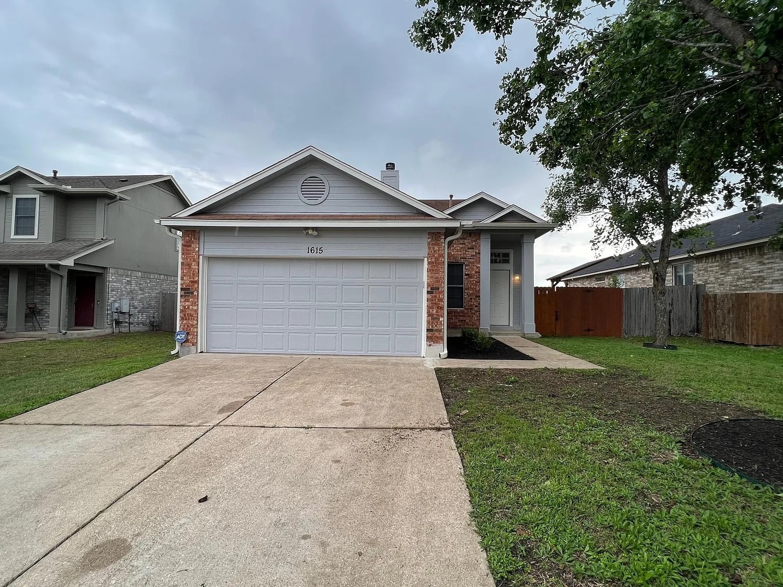 Building Photo - 1615 Royal Ascot Dr