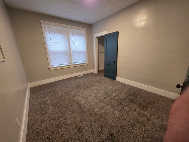 Building Photo - 434 6th Ave S