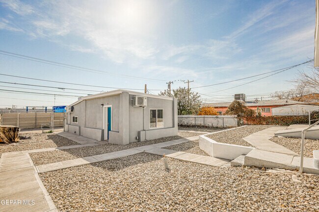 Building Photo - 3622 Douglas Ave