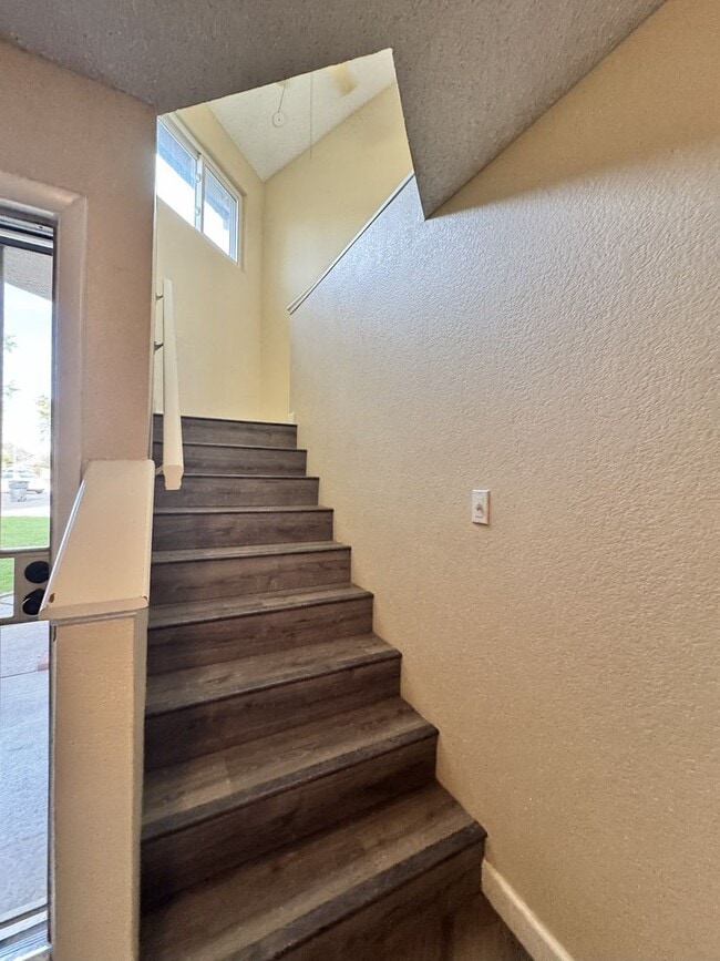 Building Photo - Great 3 bedroom 2 bath culdesac lot with f...