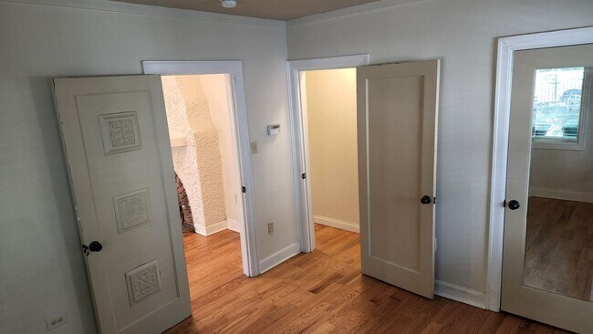 Building Photo - Move in Special! Large Beautiful South Hil...