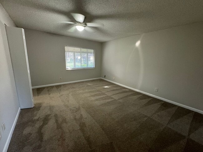 Building Photo - RENOVATED 3/2 TOWNHOUSE MOVE IN READY!