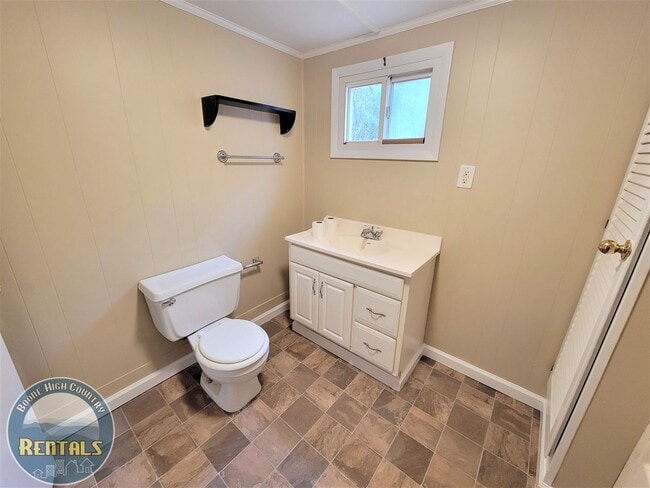 Building Photo - 2 Bedroom Right in Town!