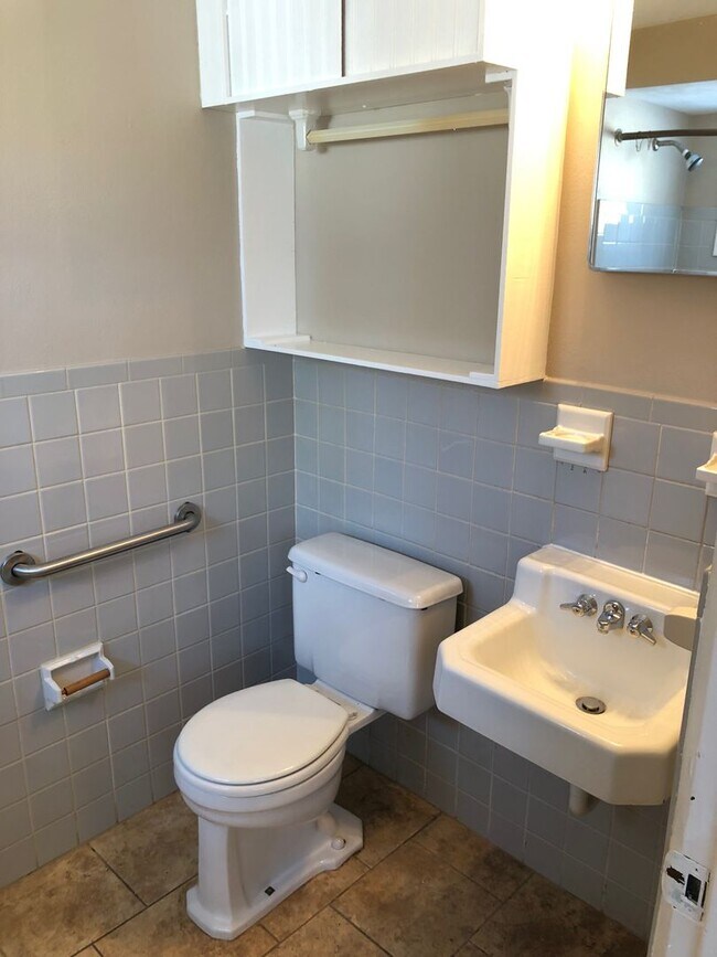Building Photo - Bright and Spacious 4 Bedroom Home!