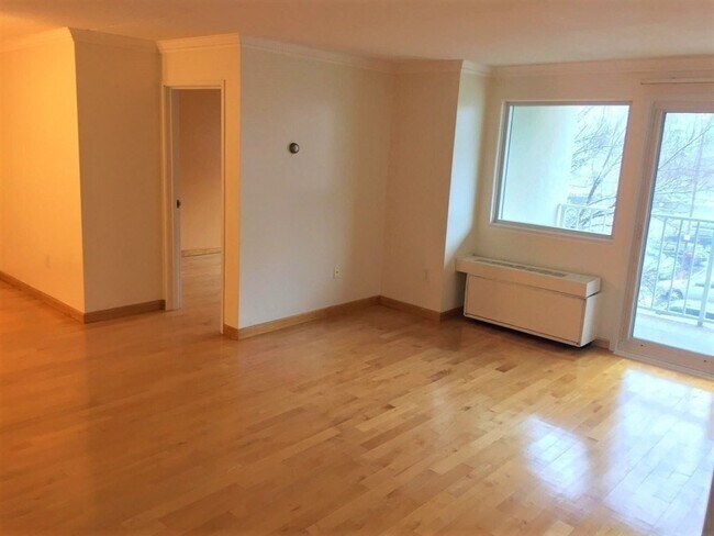 Building Photo - 200 Cove Way
