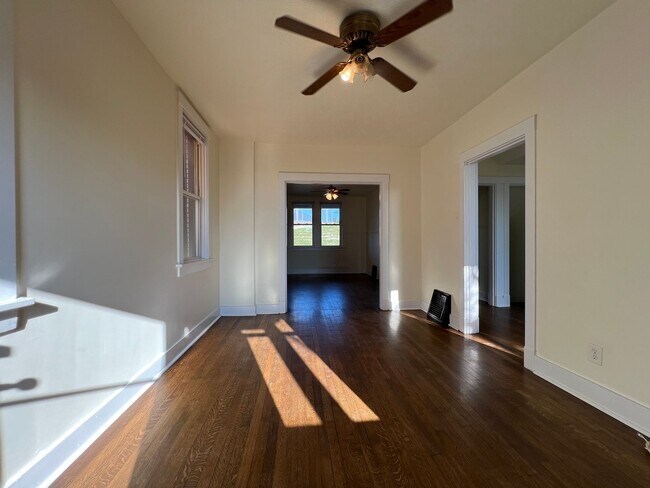 Building Photo - Now showing 2BR 1 Bath Townhouse!
