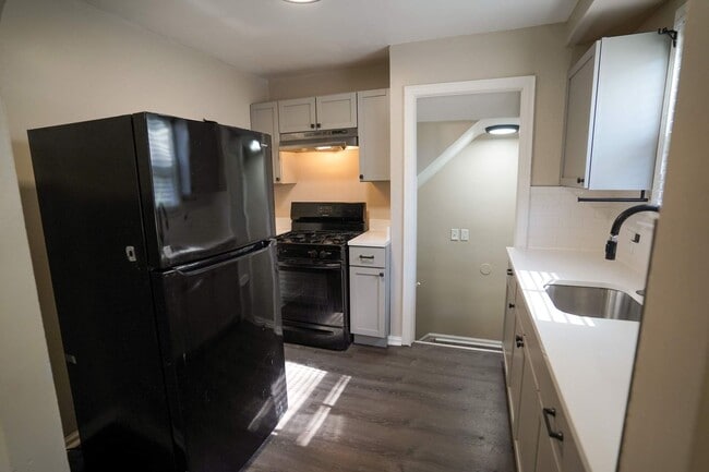 Building Photo - This beautifully updated 3-bedroom, 2-bath...