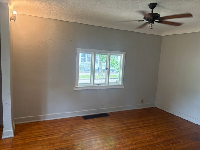 Building Photo - Cute 2 Bedroom Located Near Local Hospital