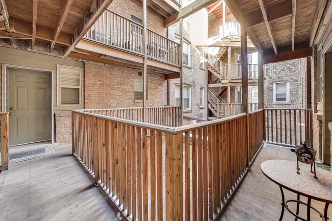 Building Photo - 1 W Oak Ave