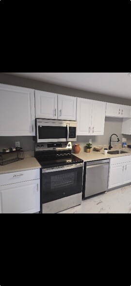 Building Photo - 8168 SW Shenandoah Way