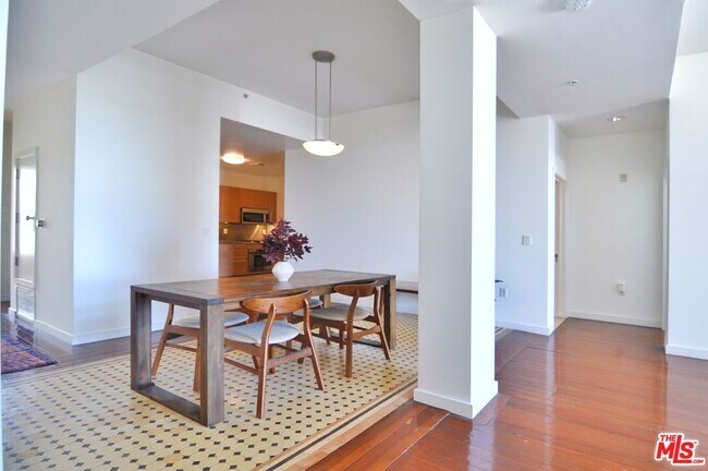 Building Photo - 257 S Spring St