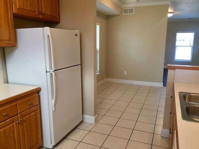 Building Photo - 4 x 3.5 single family home great for commuters!