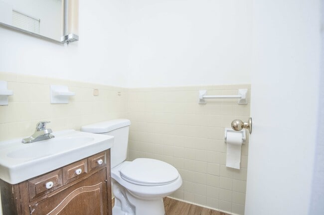 Building Photo - 805 Goldfinch Ave