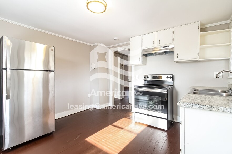 Building Photo - 202 Oak St