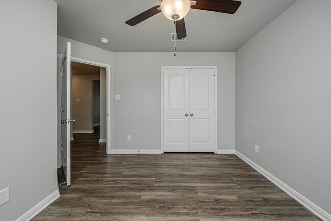 Building Photo - Your perfect escape from the hustle and bustle!