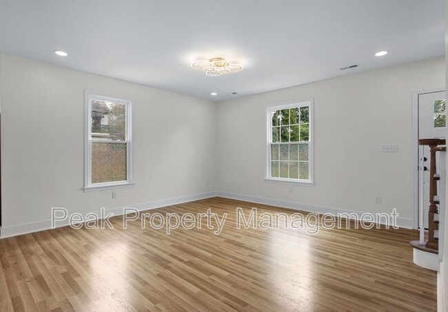 Building Photo - 2616 Redwood Ave