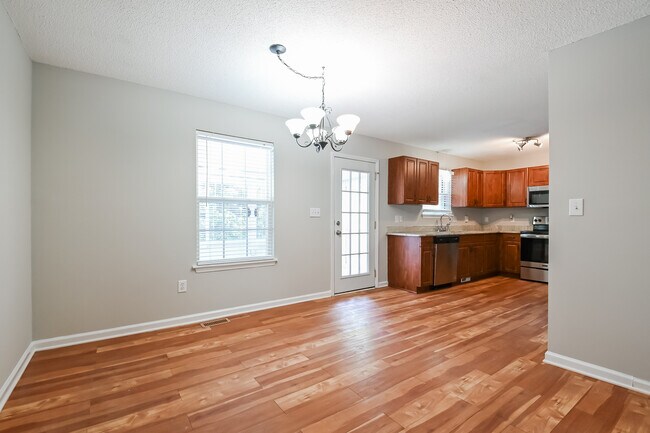 Building Photo - 737 E Maple Ln