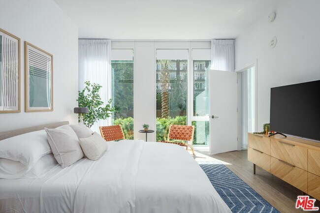 Building Photo - 9000 W 3rd St