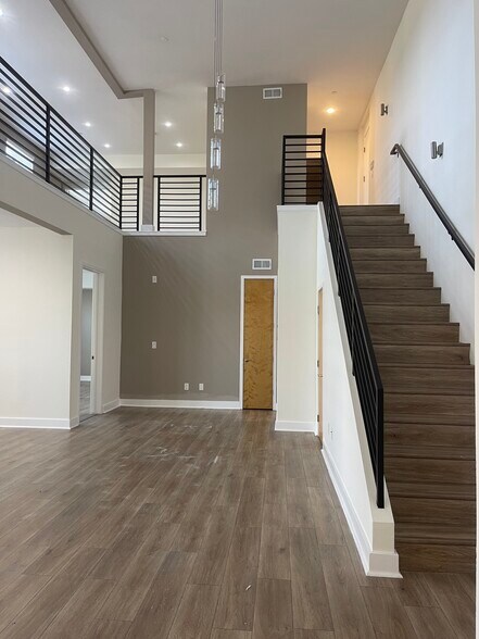 Building Photo - 395 E 4th St