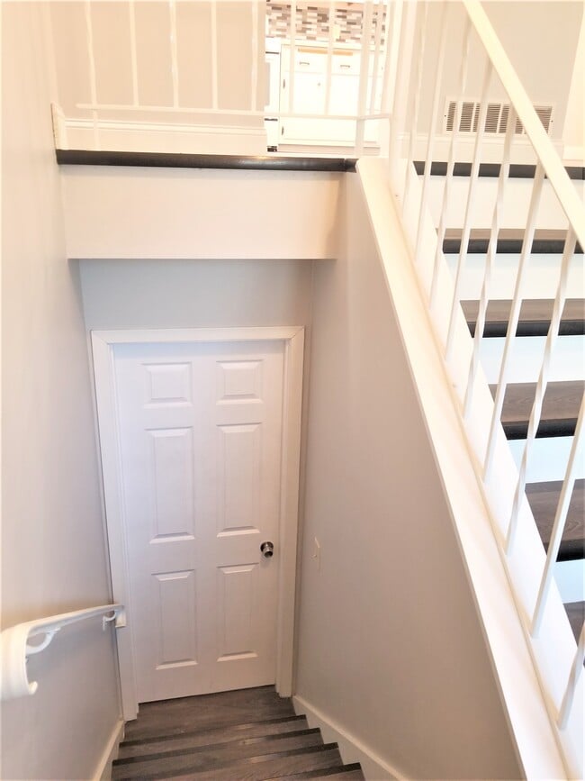 Building Photo - 220 Leighton Dr