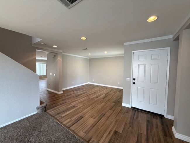 Building Photo - Beautiful Home located in Sunbow