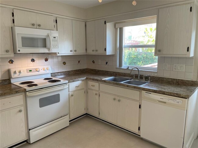 Building Photo - 337 Lagoon Dr