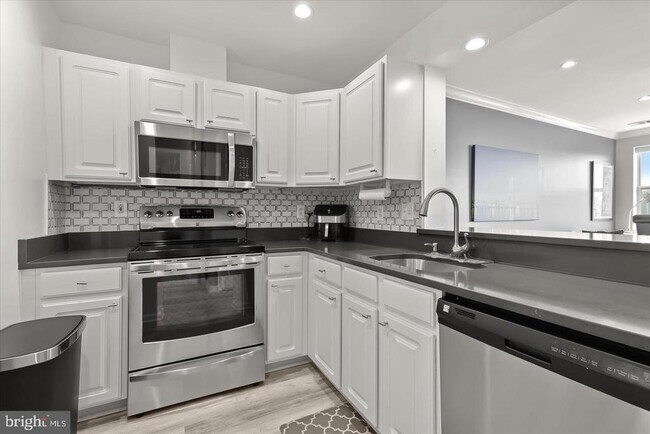 Building Photo - 23 Pierside Dr