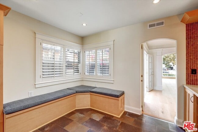 Building Photo - 135 N Gower St